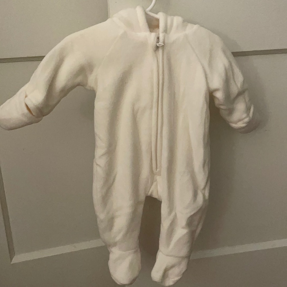New, never worn Old Navy Cream size 0-3fleece bunting